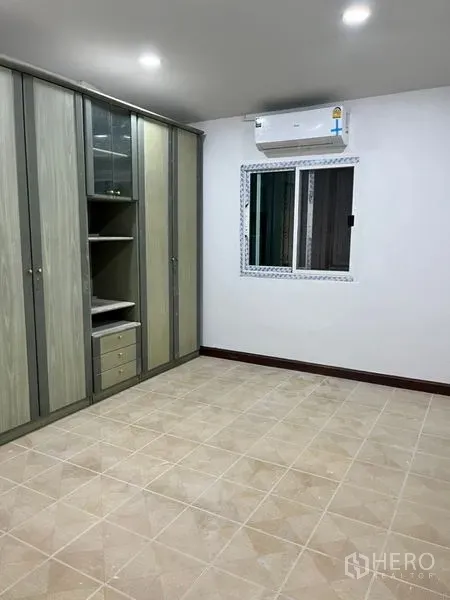 ทาวน์เฮาส์ ให้เช่าในDin Daeng, Bangkok - ห้องนอนพร้อมตู้บิลต์อิน เครื่องปรับอากาศ และหน้าต่างบานเลื่อน.