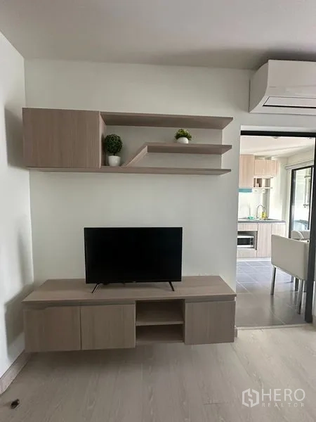 คอนโด ขายในKhlong Toei, Bangkok - ผนังทีวีและชั้นวางของ มองไปยังครัวและประตูกระจกห้องนอน