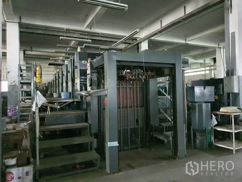 工厂 出售在Bang Khun Thian, Bangkok - 大型多单元印刷机，侧设楼梯的生产区