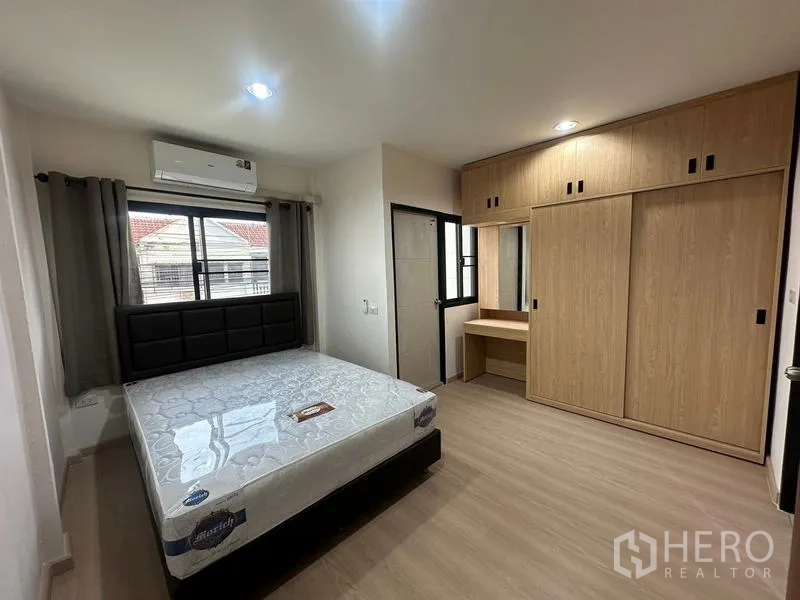 ทาวน์เฮาส์ ให้เช่าหรือขายในPhra Khanong, Bangkok - ห้องนอนพร้อมเตียง ตู้บิลท์อิน และโต๊ะเครื่องแป้ง ใต้แอร์