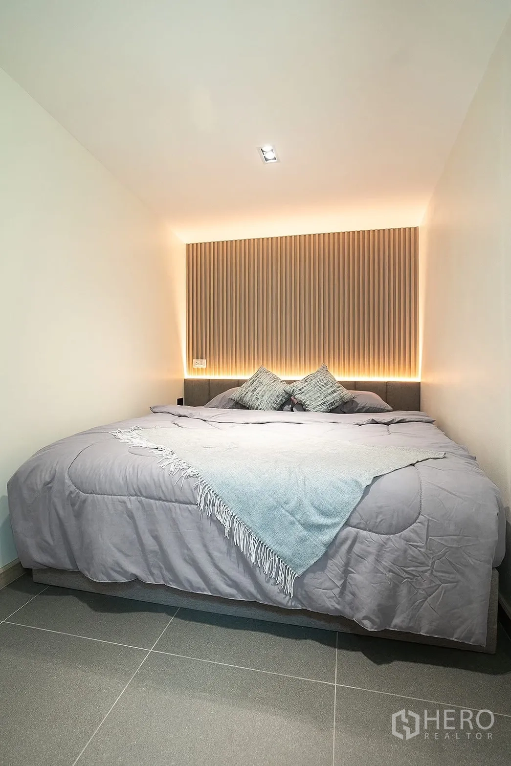 บ้าน ให้เช่าในHuai Khwang, Bangkok - ห้องนอนขนาดกะทัดรัด เพดานต่ำ หัวเตียงเซาะร่องและไฟซ่อน