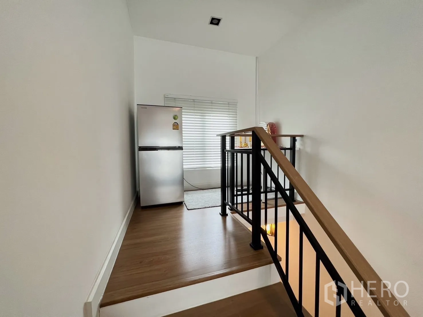 独立式住宅 出租或出售在Khlong Luang, Pathum Thani - 楼梯平台，金属扶手、窗户与独立冰箱