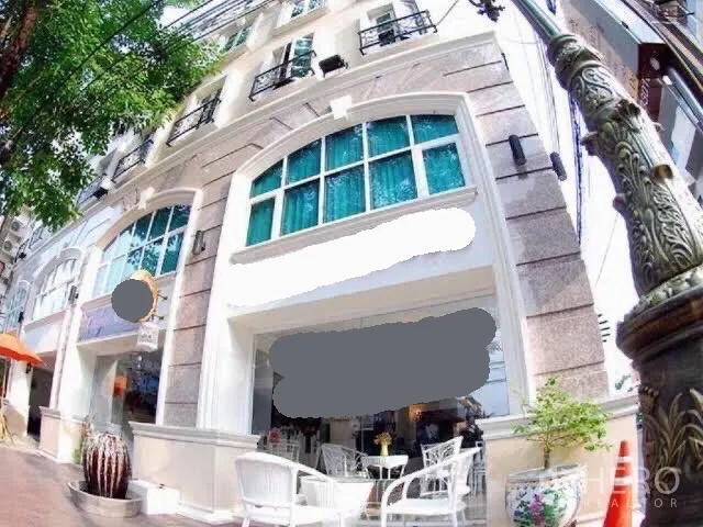 Shophouse for rent or sale in Chatuchak, Bangkok - Four-storey shophouse facade with arched windows and open street-side seating in Chatuchak.