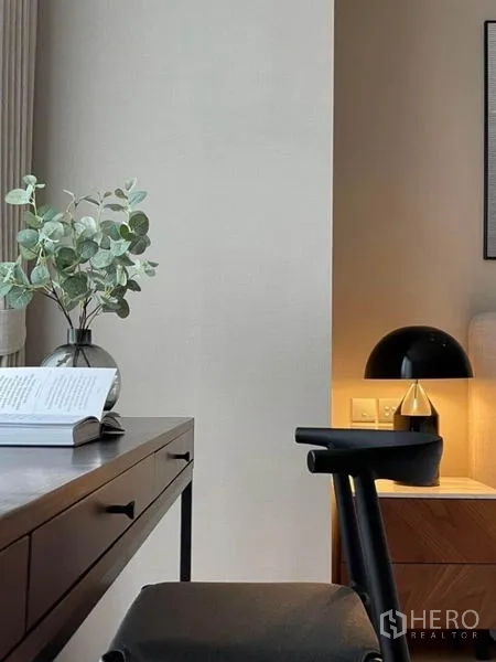คอนโด ให้เช่าหรือขายในKhlong Toei, Bangkok - รายละเอียดมุมทำงานขนาดกะทัดรัด ถัดจากโต๊ะหัวเตียงและโคมไฟโมเดิร์น