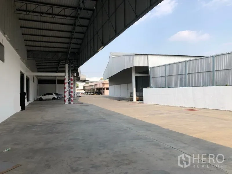 Warehouse for rent in Pak Kret, Nonthaburi - Covered loading area alongside the warehouse with broad apron and parking space.