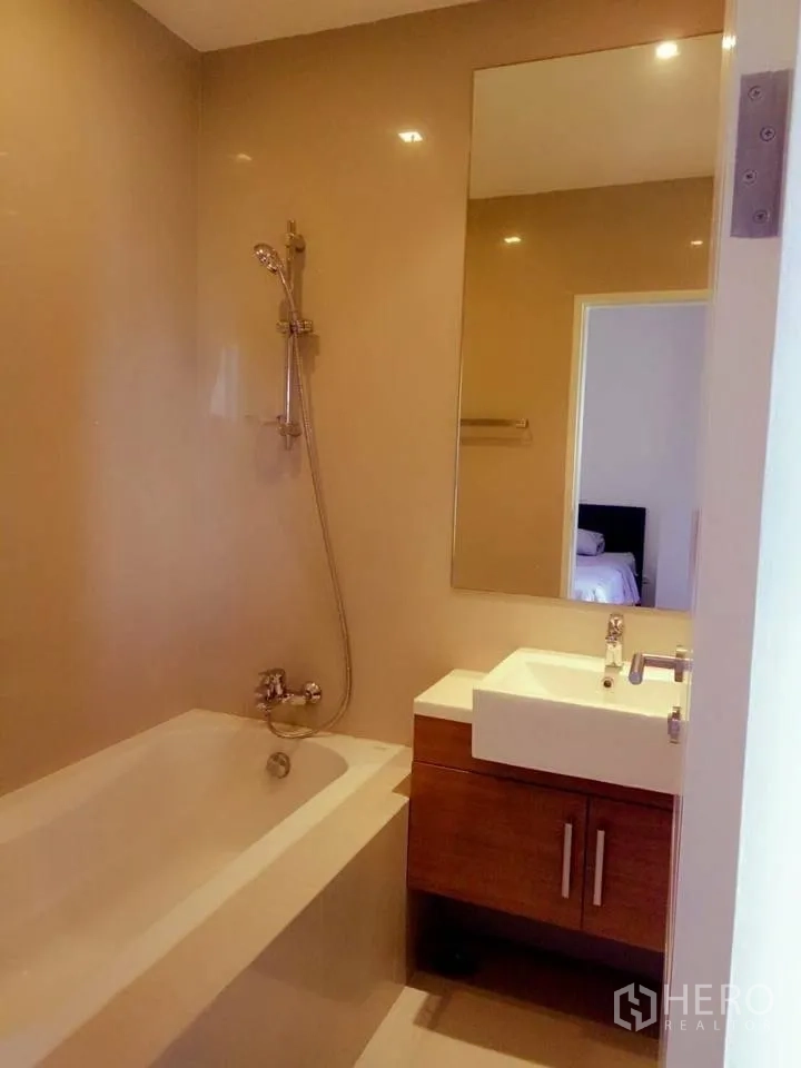 คอนโด ให้เช่าในBangkok - ห้องน้ำสไตล์โมเดิร์นพร้อมอ่างอาบน้ำ ชาวเวอร์ โต๊ะอ่างล้างหน้าและกระจก