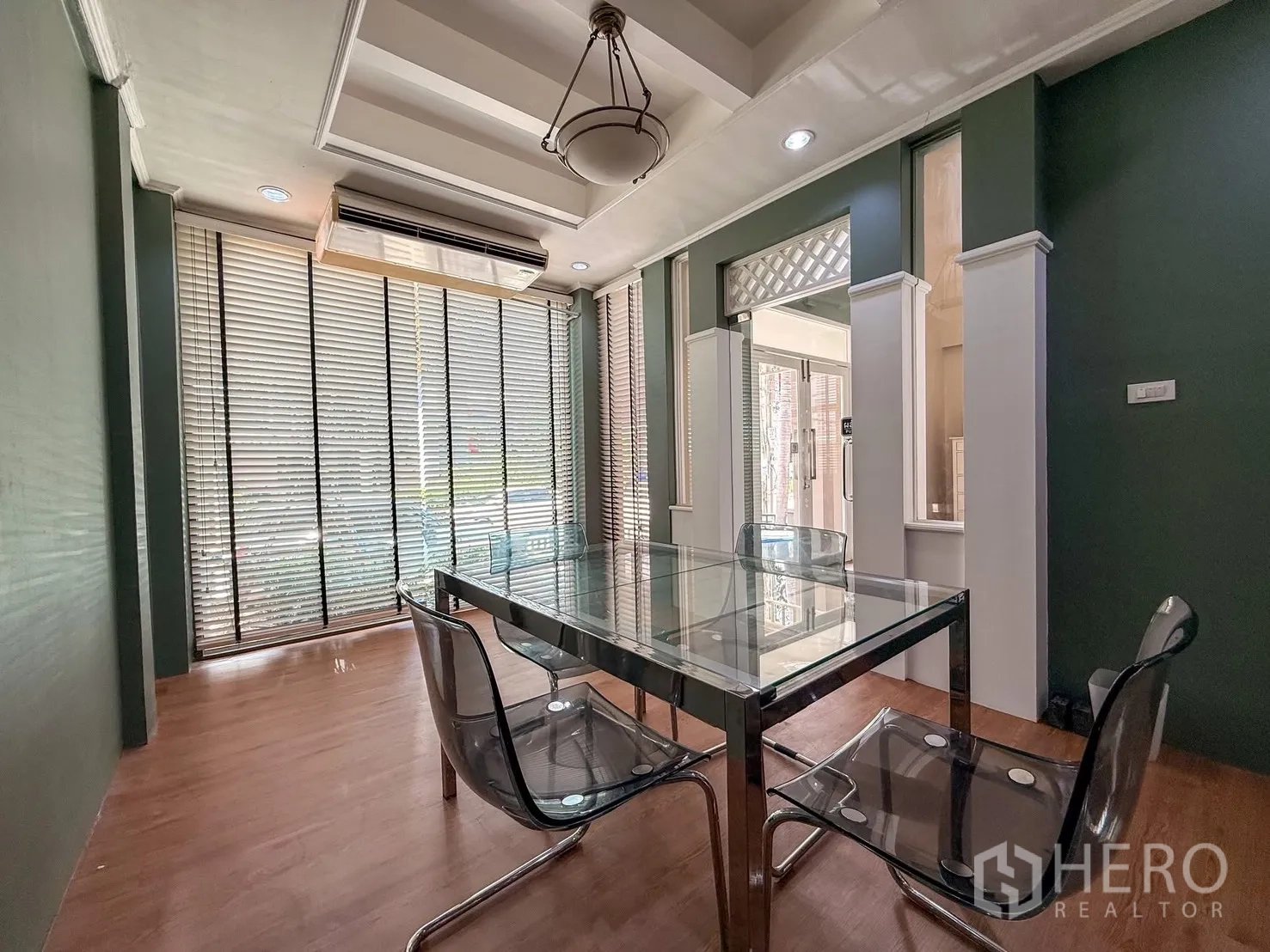 家庭办公室 for rent in Wang Thonglang, Bangkok - 玻璃隔断会议室，配桌椅与整墙百叶窗。