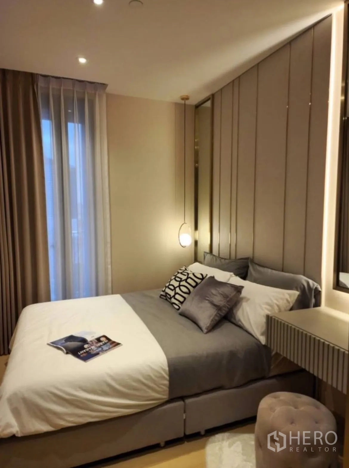 公寓 出租在Din Daeng, Bangkok - 暖调卧室，软包床头与吊灯床头灯