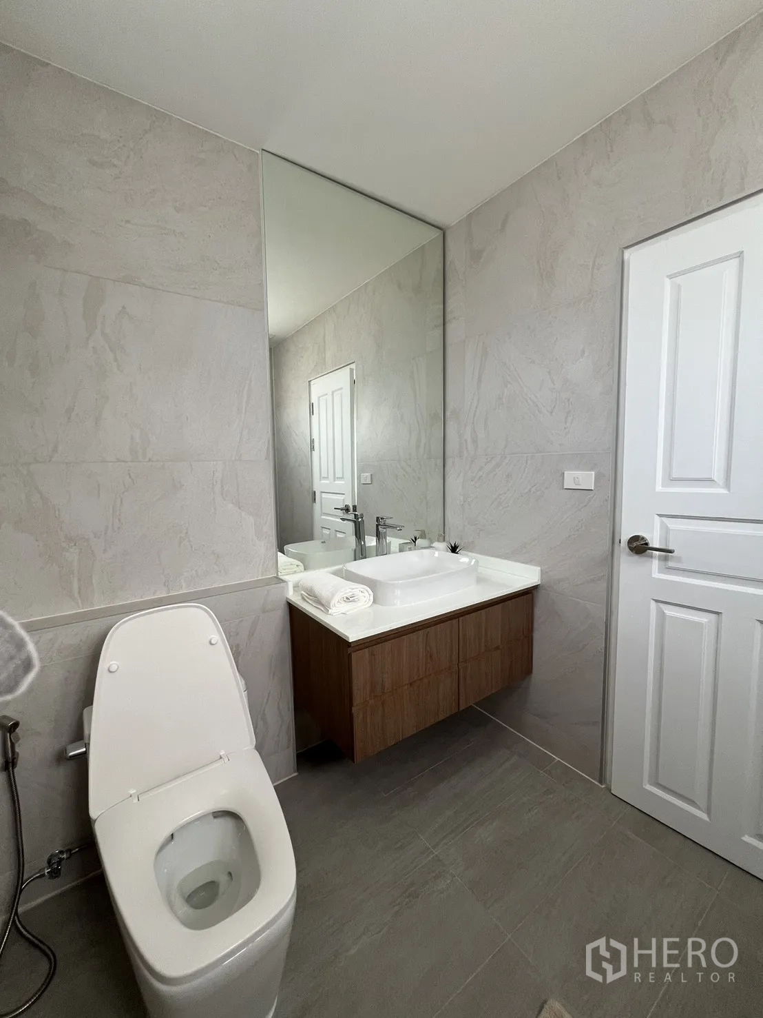 独立式住宅 出租在Mueang Samut Prakan, Samut Prakan - 次卧明亮，配床、抽屉柜与空调。