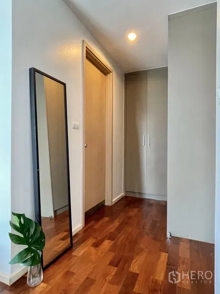 คอนโด ให้เช่าหรือขายในKhlong Toei, Bangkok - โถงทางเดินพร้อมกระจกยาวเต็มตัวและตู้เก็บของบิลท์อิน