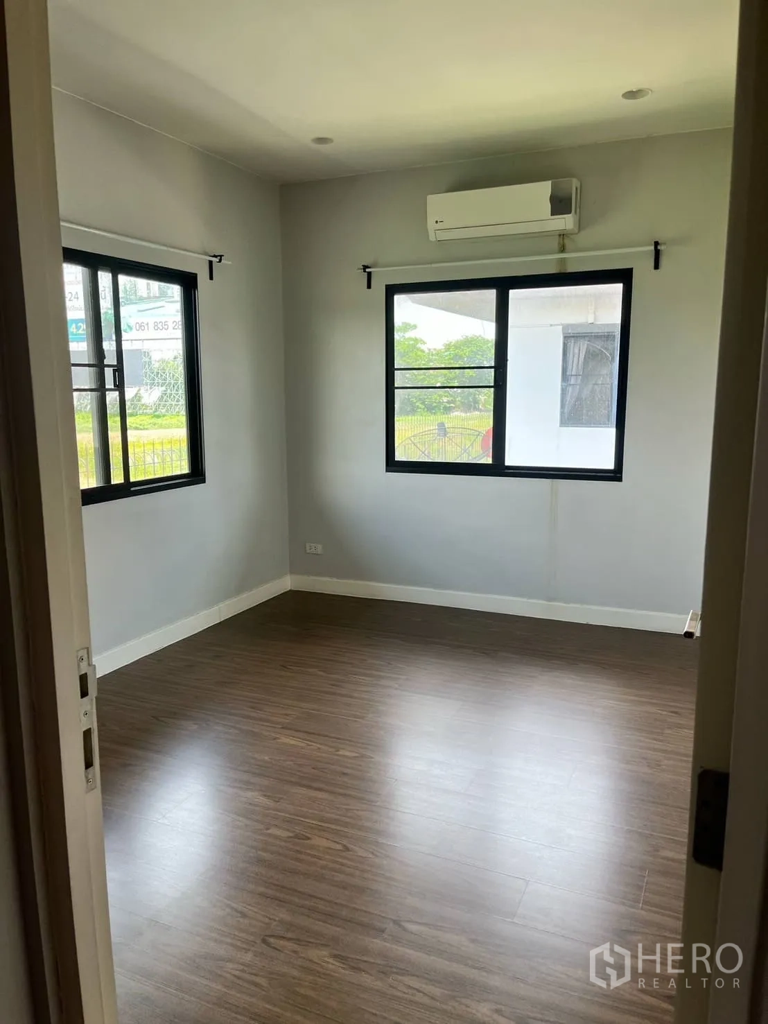 บ้าน ให้เช่าหรือขายในLam Luk Ka, Pathum Thani - ห้องนอนติดแอร์ มีหน้าต่างสองบานและพื้นลามิเนตลายไม้