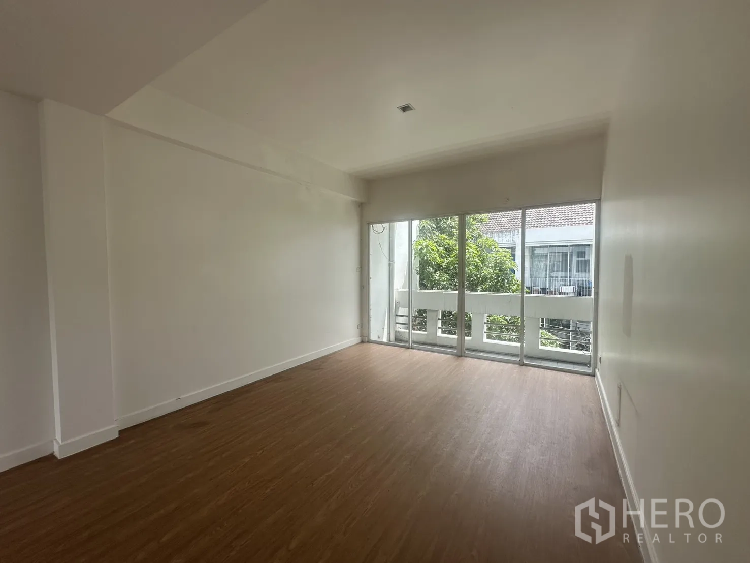 Home Office for rent in Watthana, Bangkok - Spacious bedroom or office with wide windows and balcony view.