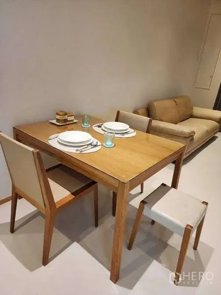 คอนโด ให้เช่า - พื้นที่รับประทานอาหารแบบโอเพ่นแปลนติดกับโซฟาในมุมนั่งเล่น