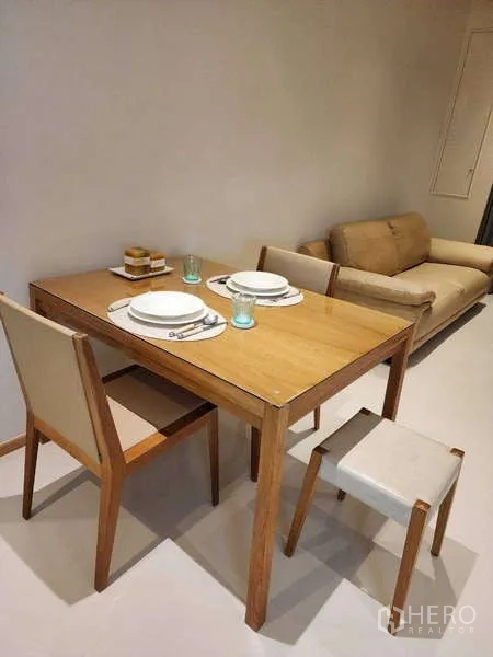 คอนโด ให้เช่า - พื้นที่รับประทานอาหารแบบโอเพ่นแปลนติดกับโซฟาในมุมนั่งเล่น