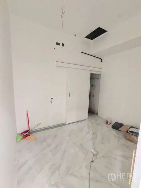 零售空间 出租在Din Daeng, Bangkok - 后勤区，滑门与较高天花，可见布线，处于整理阶段。