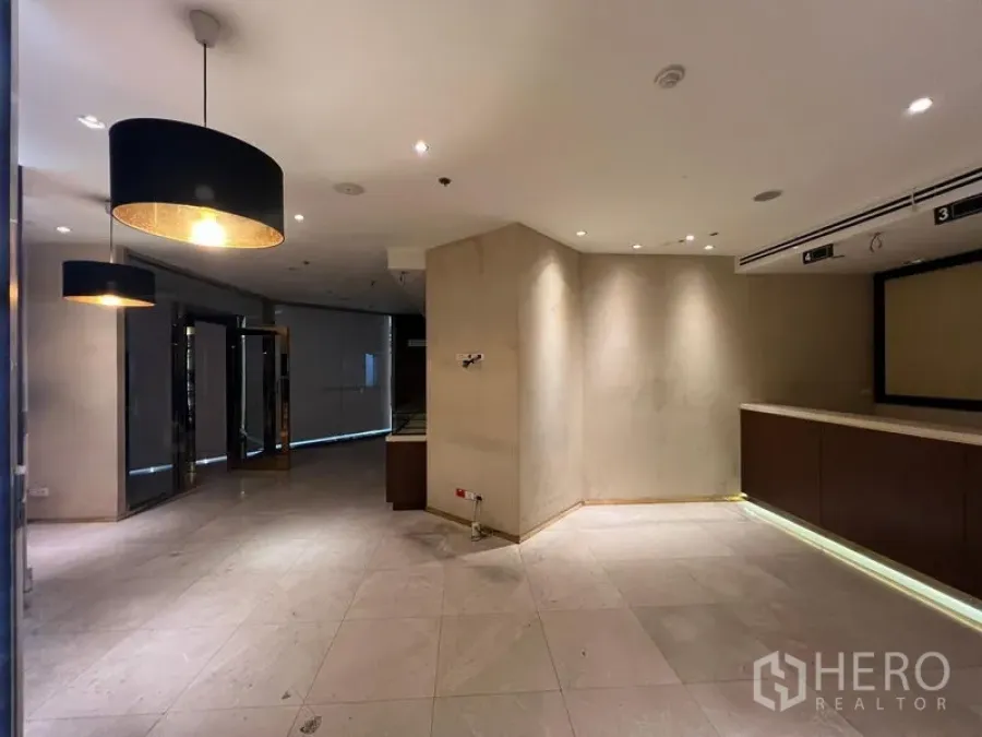 零售空间 出租 - 门厅式商铺空间，吊灯、瓷砖地面与台下灯带