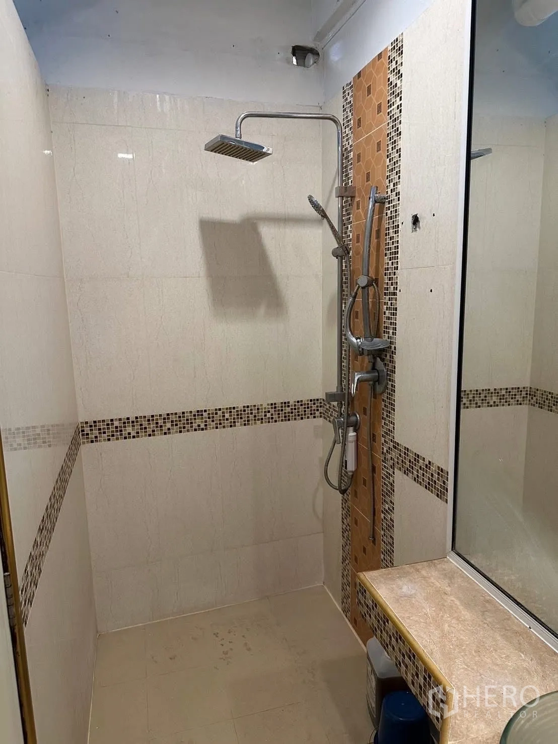 อาคารพาณิชย์ ให้เช่าในChatuchak, Bangkok - ห้องอาบน้ำฝักบัวเรนชาวเวอร์ แต่งโมเสกจุดเน้น