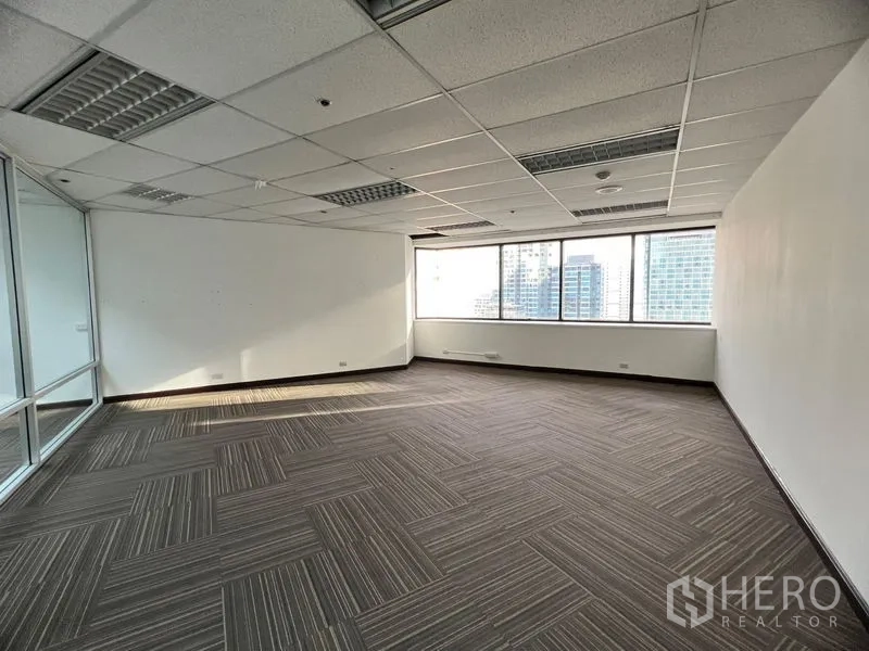 Office Space for rent in Khlong Toei, Bangkok - Open-plan office floor with carpet tiles, drop ceiling and strong natural light.