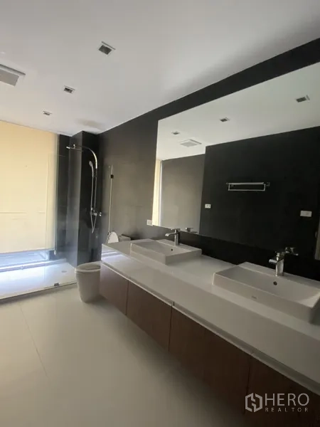 带办公室的家 出租或出售 - 现代卫浴，双台盆、大镜面与步入式淋浴间