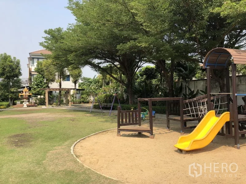 联排别墅 出租在Bang Kapi, Bangkok - 绿意社区公园，设儿童游乐场、滑梯与秋千。