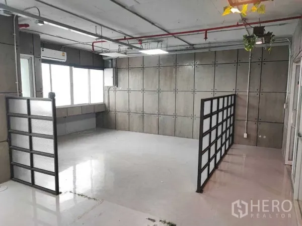 办公空间 出租在Watthana, Bangkok - 开放空间，黑框隔断两组，外露管线及吊挂绿植。
