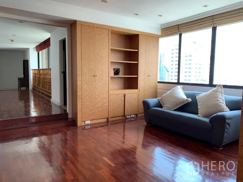 公寓 出售在Khlong Toei, Bangkok - 休闲起居室，内置木柜、沙发与大窗