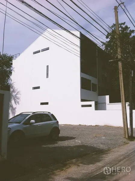 สำนักงานที่บ้าน ให้เช่าในChatuchak, Bangkok - อาคารโฮมออฟฟิศสีขาวสมัยใหม่ หลังคาหน้าจั่ว พร้อมลานจอดรถโรยหิน