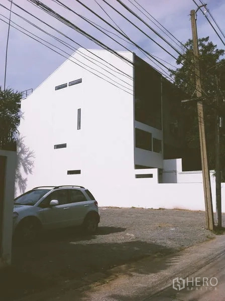 สำนักงานที่บ้าน ให้เช่าในChatuchak, Bangkok - อาคารโฮมออฟฟิศสีขาวสมัยใหม่ หลังคาหน้าจั่ว พร้อมลานจอดรถโรยหิน