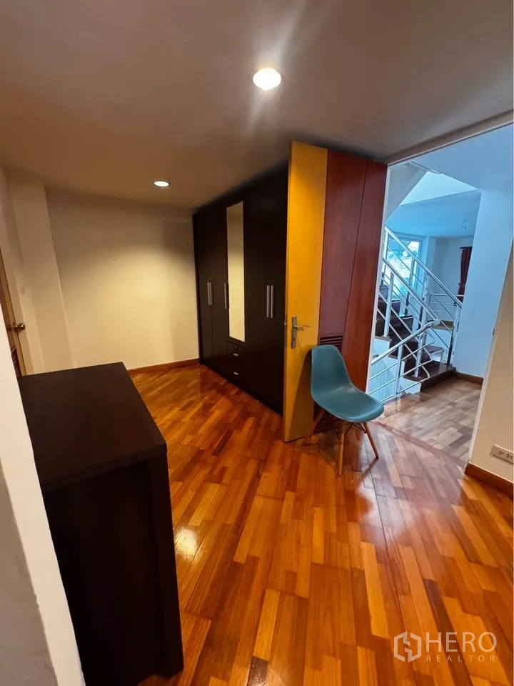 ทาวน์เฮาส์ for rent in Huai Khwang, Bangkok - โถงทางเดินพร้อมตู้เสื้อผ้า พื้นไม้ขัดมัน และทางขึ้นบันได.