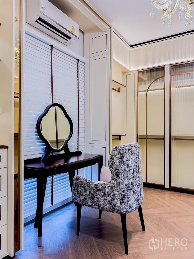 Detached House for rent in Saphan Sung, Bangkok - Walk-in closet with vanity desk, built-ins and chandelier lighting.