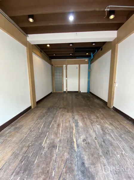 อาคารพาณิชย์ ให้เช่า - ห้องชั้นบนเพดานคานไม้ ผนังสีขาว พื้นไม้เดิม