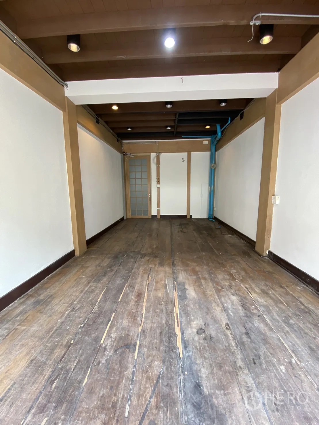 อาคารพาณิชย์ ให้เช่า - ห้องชั้นบนเพดานคานไม้ ผนังสีขาว พื้นไม้เดิม