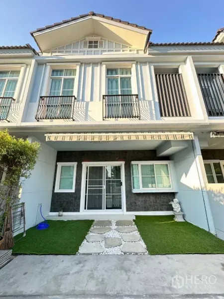 联排别墅 出租在Bang Phli, Samut Prakan - Indy 4 Bangna Km.7联排别墅外立面，带小草坪与石子步道