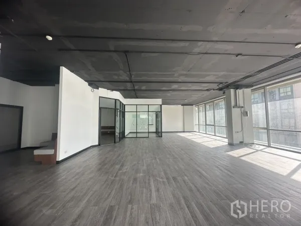 สำนักงาน ให้เช่าในKhlong Toei, Bangkok - พื้นที่สำนักงานยาวโปร่ง หน้าต่างรอบด้าน เดินสายไฟพร้อมสไตล์อินดัสเทรียล