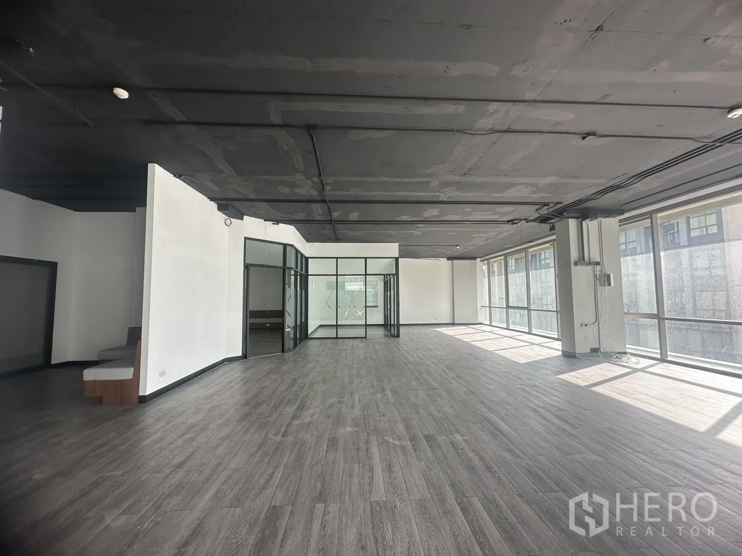 สำนักงาน ให้เช่าในKhlong Toei, Bangkok - พื้นที่สำนักงานยาวโปร่ง หน้าต่างรอบด้าน เดินสายไฟพร้อมสไตล์อินดัสเทรียล