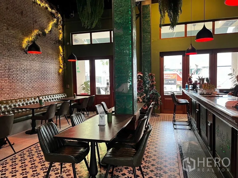 อาคารพาณิชย์ ให้เช่าในWatthana, Bangkok - โซนรับประทานอาหารสไตล์ร้านอาหาร พร้อมบาร์ ไฟห้อย ผนังอิฐโชว์ และพื้นกระเบื้องลายสวย.