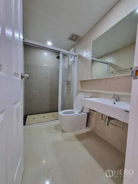 ทาวน์เฮาส์ ให้เช่าในWang Thonglang, Bangkok - ห้องน้ำมีเคาน์เตอร์ยาว สุขภัณฑ์ และส่วนอาบน้ำกระจกกั้น