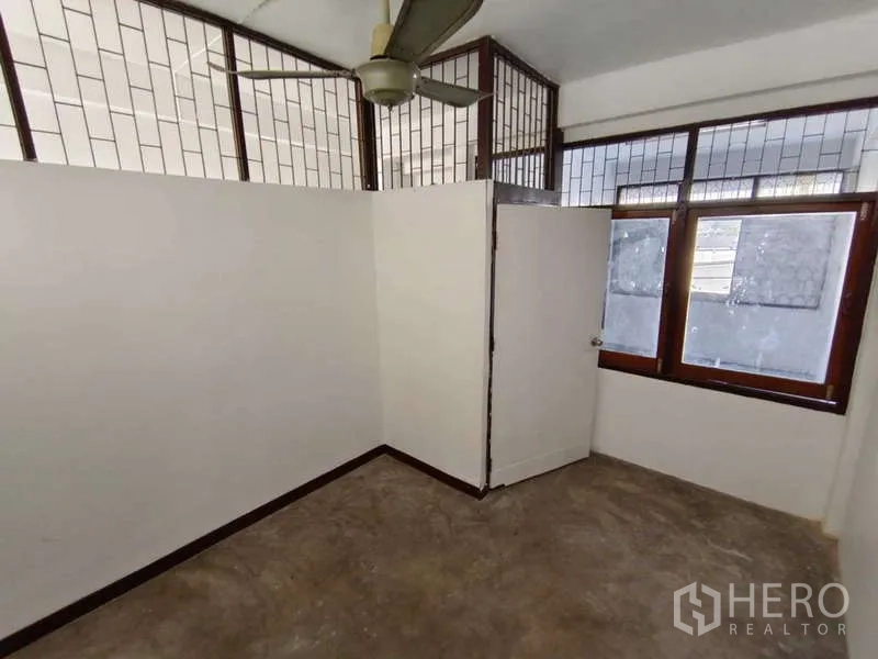 อาคารพาณิชย์ ให้เช่าในBang Na, Bangkok - ห้องกั้นขนาดกะทัดรัด พร้อมพัดลมเพดานและหน้าต่าง