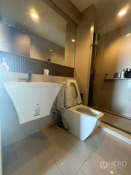 คอนโด ขายในPhaya Thai, Bangkok - ห้องน้ำรองสว่าง อ่างล้างหน้าแบบแขวน โถสุขภัณฑ์ และฝักบัวแบบวอล์กอิน