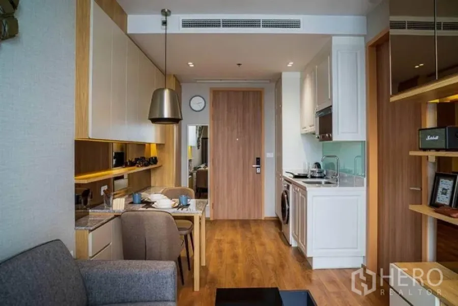 คอนโด ให้เช่าในWatthana, Bangkok - มุมมองจากทางเข้าพร้อมครัว โต๊ะอาหาร พื้นไม้ บิลท์อินเก็บของ และชั้นวางของ