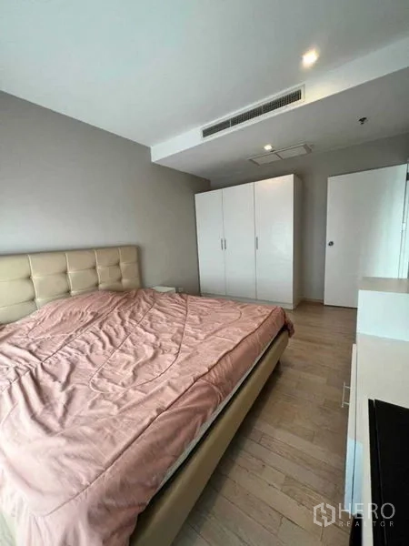 คอนโด ให้เช่าในKhlong Toei, Bangkok - ห้องนอนกว้าง เตียงคิง ตู้เสื้อผ้า และประตูกระจกออกสู่ระเบียง