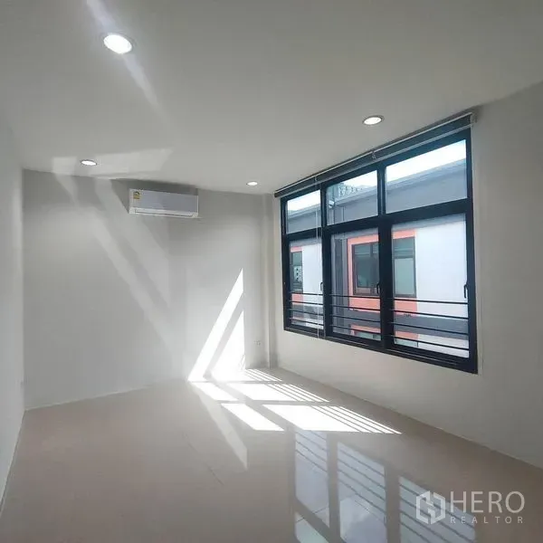 สำนักงานที่บ้าน ให้เช่าในPhra Khanong, Bangkok - ห้องทำงานสว่างพร้อมหน้าต่างกรอบอลูมิเนียมบานใหญ่ ไฟดาวน์ไลท์ และแอร์
