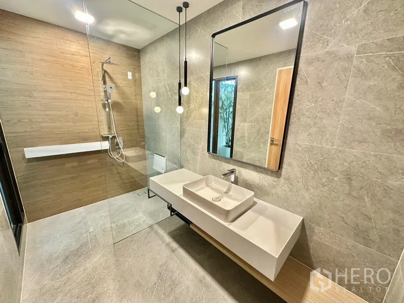 บ้าน ให้เช่าในSamut Prakan - ห้องน้ำสมัยใหม่ มีโซนฝักบัวกระจก อ่างลอย และกระจกบานใหญ่