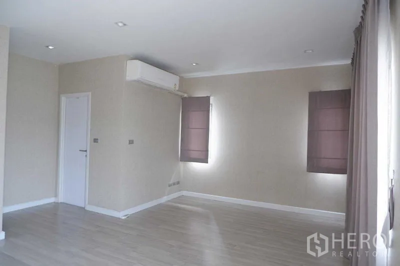 บ้าน ขายในLat Krabang, Bangkok - ห้องนอน/ห้องอเนกประสงค์กว้างพร้อมแอร์และพื้นลายไม้