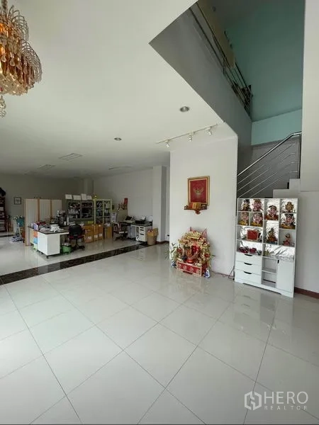 คลังสินค้า ขายในMueang Samut Sakhon, Samut Sakhon - โถงออฟฟิศกว้าง ปูกระเบื้อง พร้อมบันไดและพื้นที่ทำงานภายในอาคารโกดัง