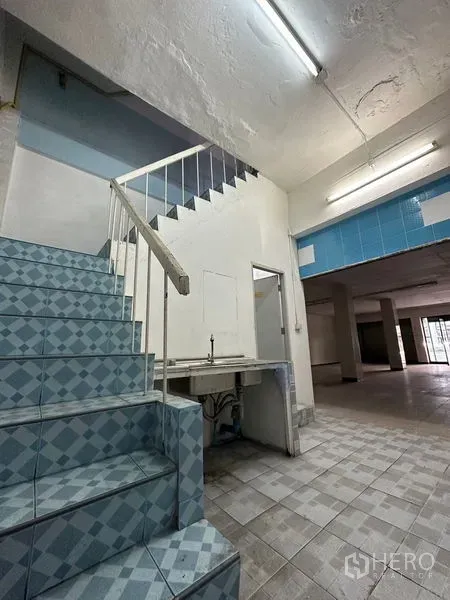 อาคารพาณิชย์ ให้เช่าในBang Na, Bangkok - บันไดปูกระเบื้องพร้อมราวจับ เชื่อมไปยังชั้นบนและเคาน์เตอร์ล้างมือ