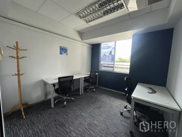 办公空间 出租在Watthana, Bangkok - 采光明亮的独立办公室，带城市景观窗、三张书桌和衣帽架。