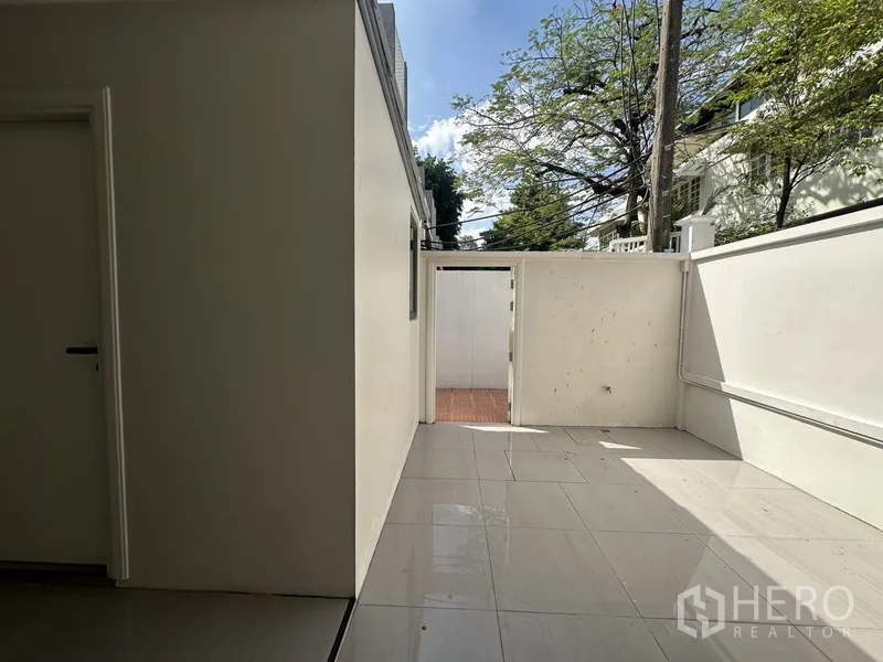 ทาวน์เฮาส์ ให้เช่าในWatthana, Bangkok - ลานหลังบ้านส่วนตัว กำแพงสูงและประตูทางออก