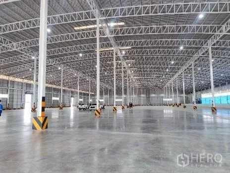 Factory for rent in Si Racha, Chon Buri - Open production space with steel columns and smooth concrete slab.