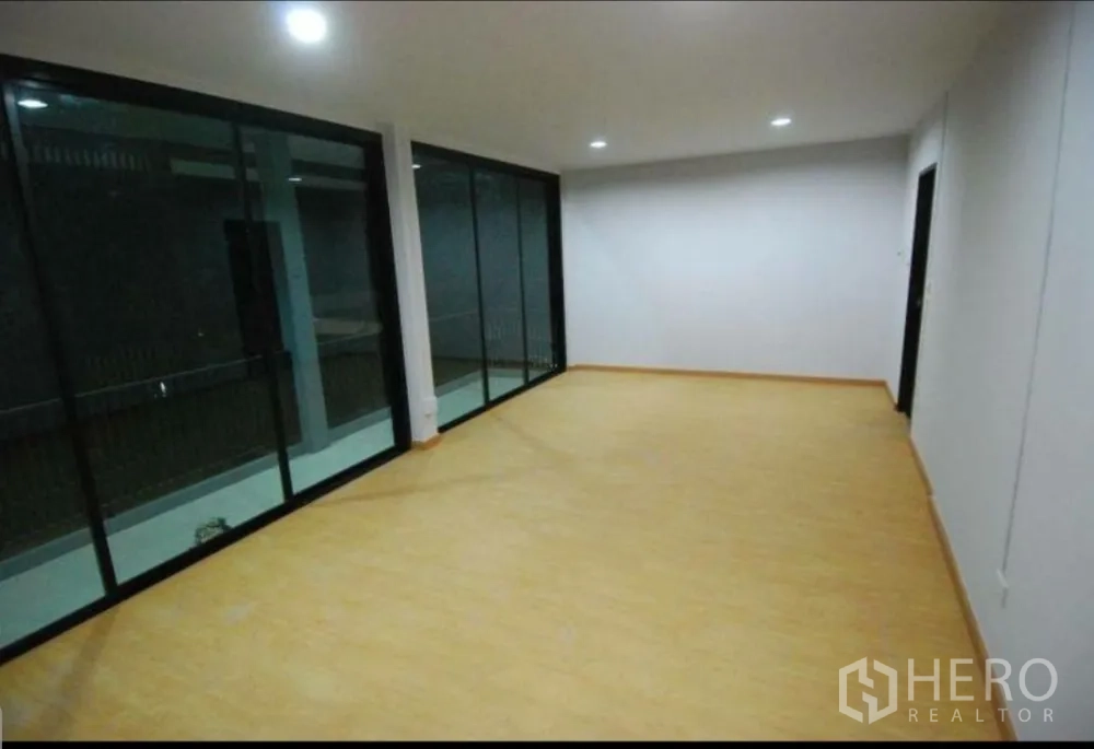 สำนักงานที่บ้าน ให้เช่าในLat Phrao, Bangkok - ห้องอเนกประสงค์ชั้นบนยาวโปร่ง ผนังกระจกเต็มแนวและไฟดาวน์ไลต์